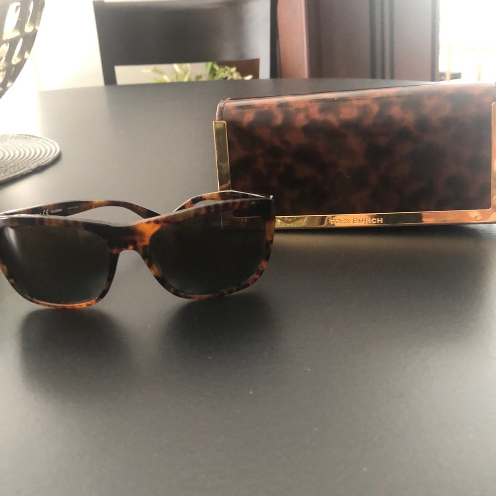 Tory Burch Brown Tortoishell Sunglasses Sunnies with Case